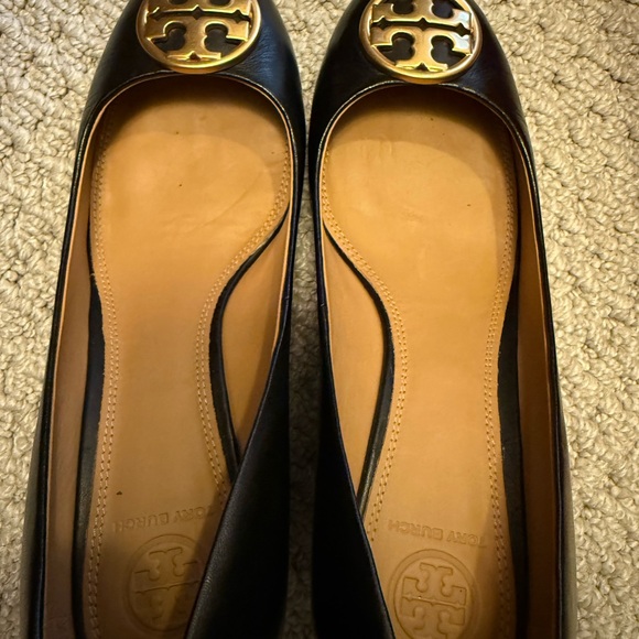 Tory Burch Black Chelsea Nappa leather wedges with Gold Emblem - Picture 7 of 8